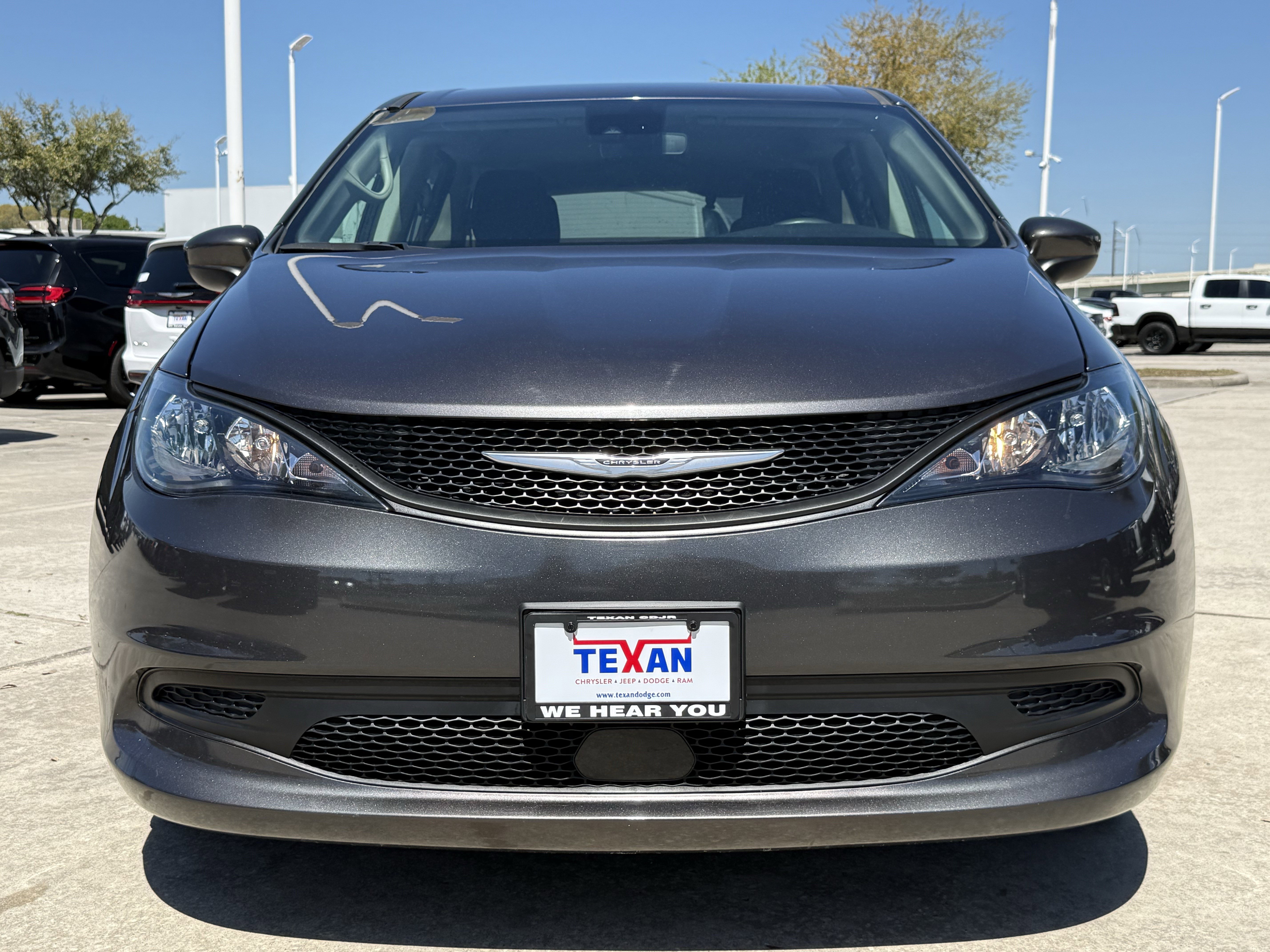 Used 2023 Chrysler Voyager LX image 10