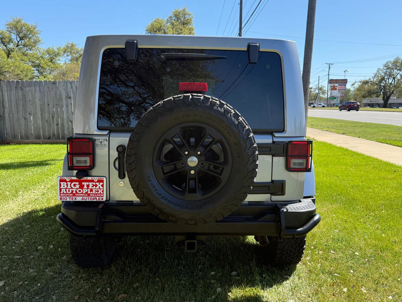 Used 2017 Jeep Wrangler Unlimited Sahara AWD/4WD image 9