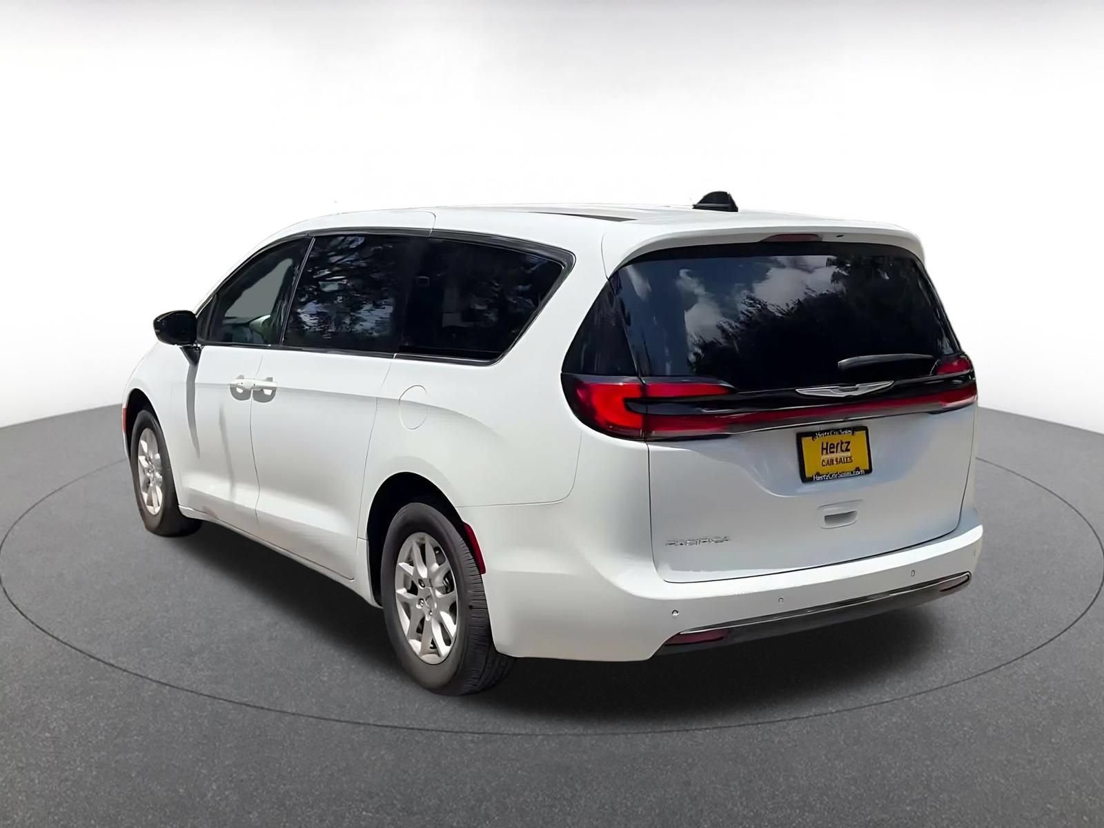 Used 2025 Chrysler Pacifica Select FWD image 10