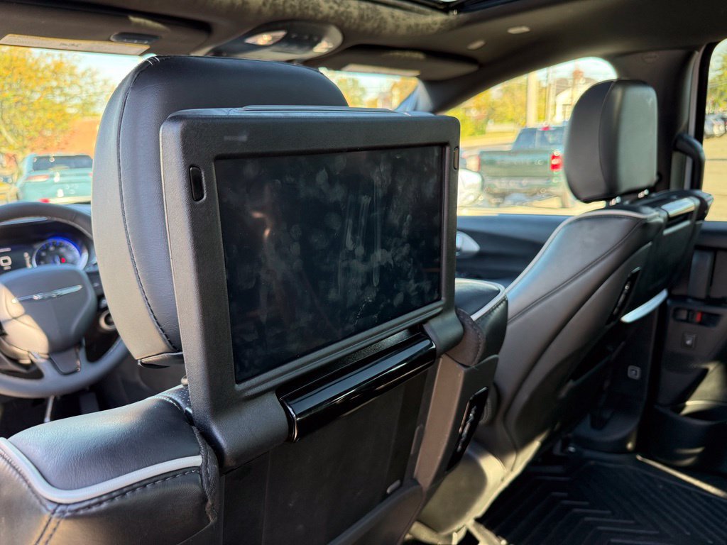 Used 2024 Chrysler Pacifica Limited w/ Uconnect Theater Family Group FWD image 24