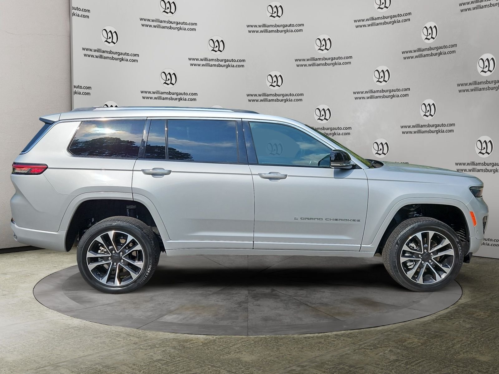 Used 2021 Jeep Grand Cherokee L Overland w/ Luxury Tech Group IV AWD/4WD image 6