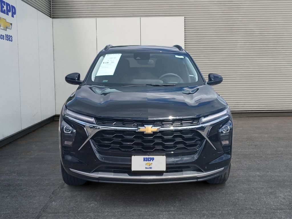 Used 2025 Chevrolet Trax LT FWD image 8