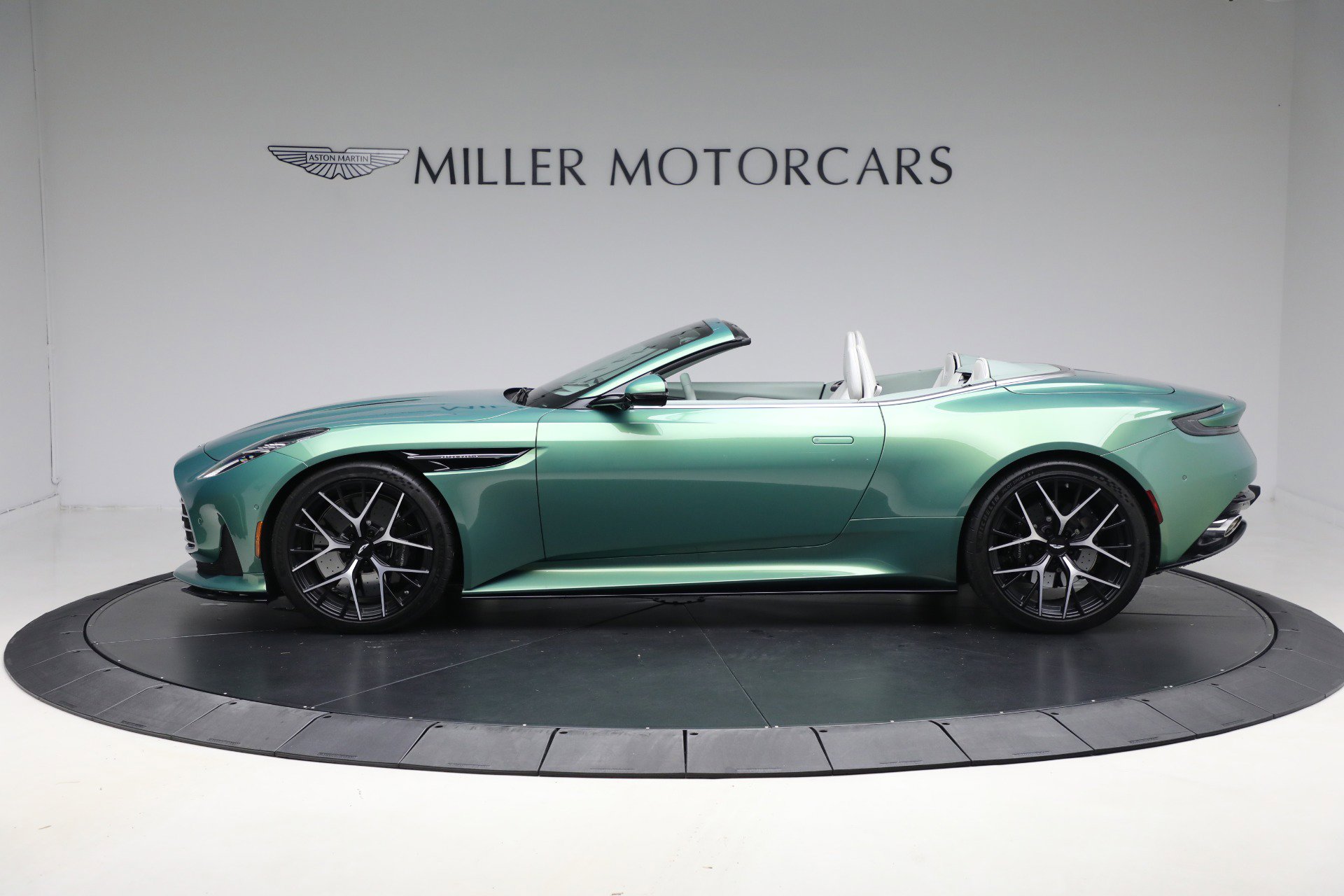 Used 2025 Aston Martin DB12 Convertible RWD image 3