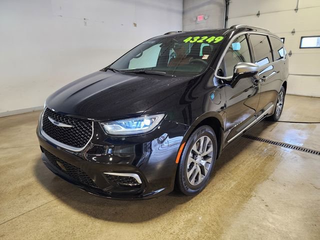 Used 2025 Chrysler Pacifica Pinnacle FWD image 8