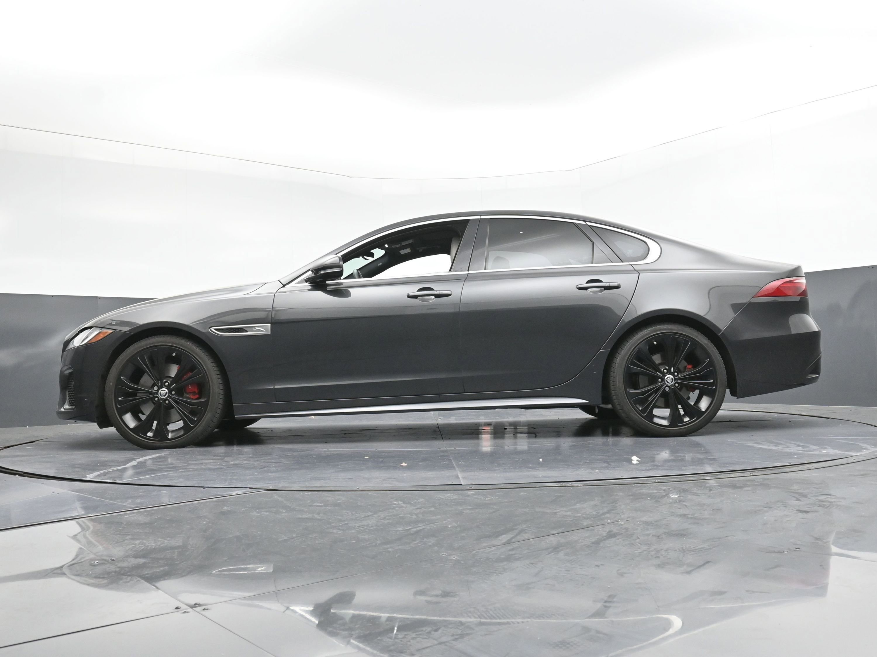 Used 2024 Jaguar XF R-Dynamic SE image 23