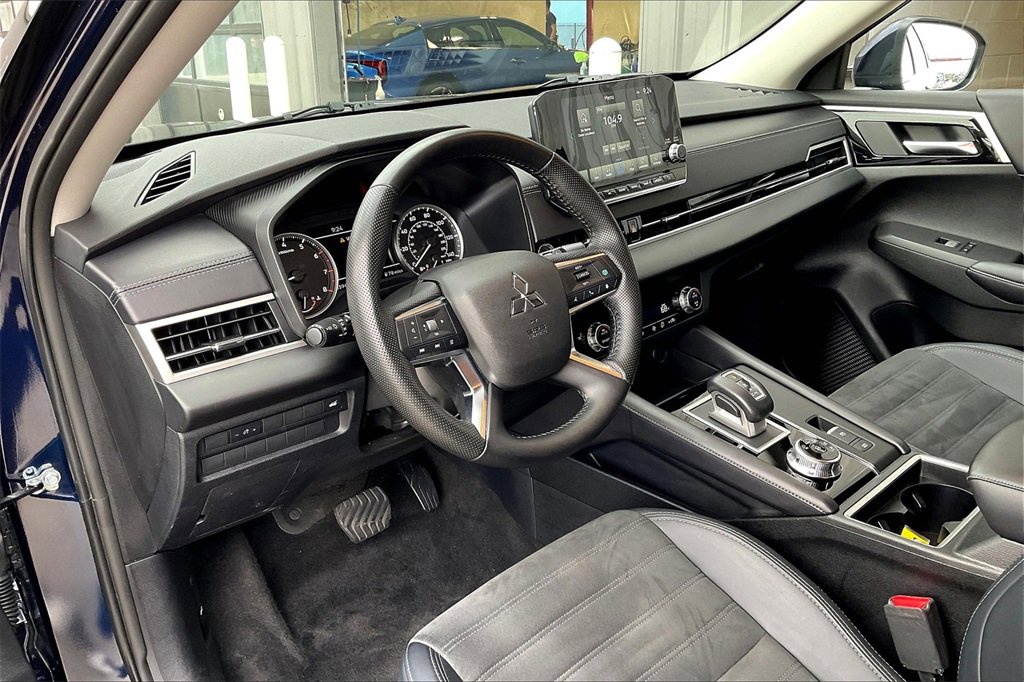 Used 2024 Mitsubishi Outlander SE Black Edition image 14