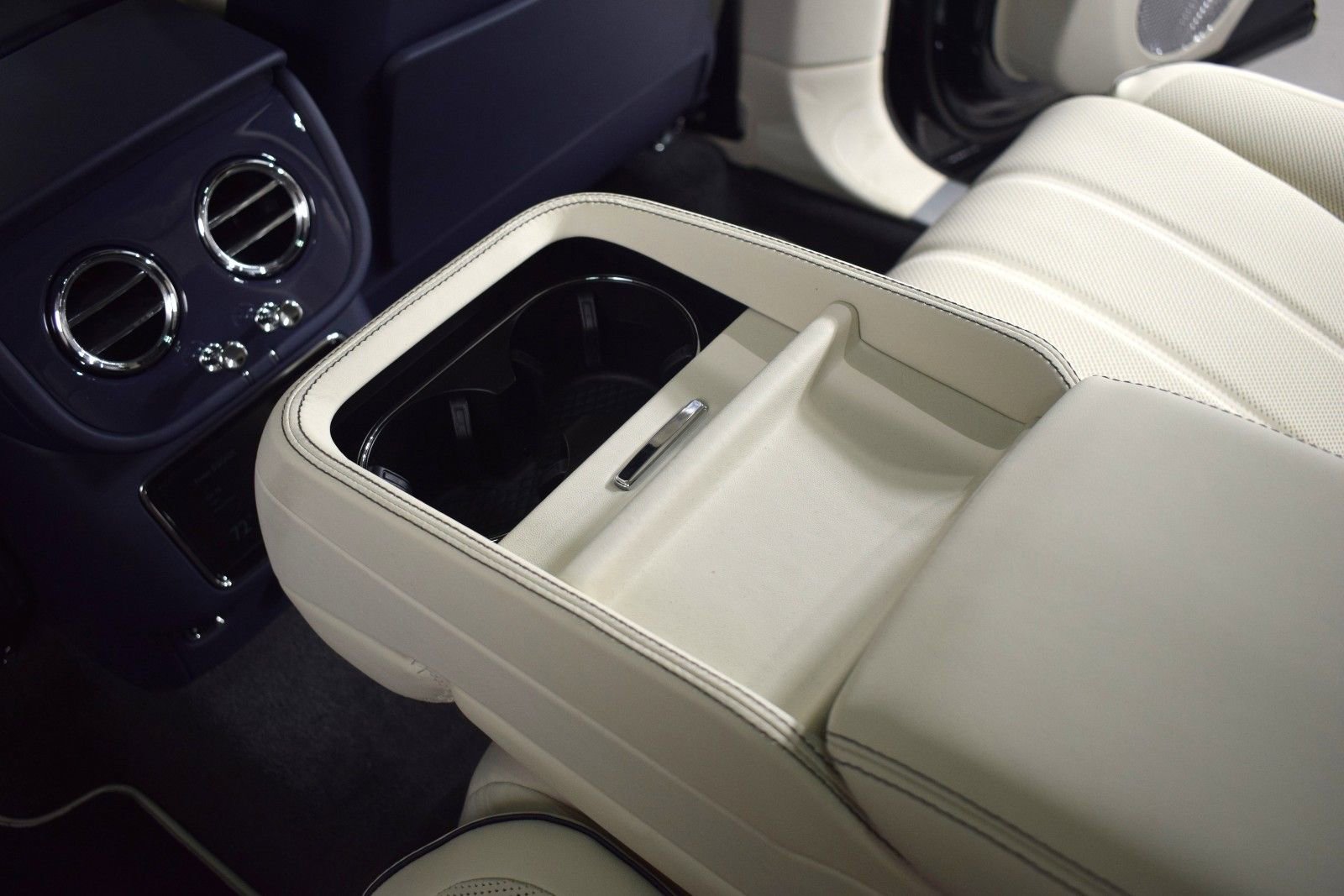 New 2025 Bentley Bentayga AWD/4WD image 24