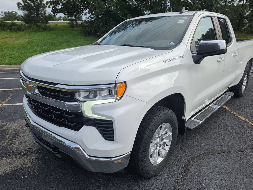 Used 2023 Chevrolet Silverado 1500 LT AWD/4WD image 2