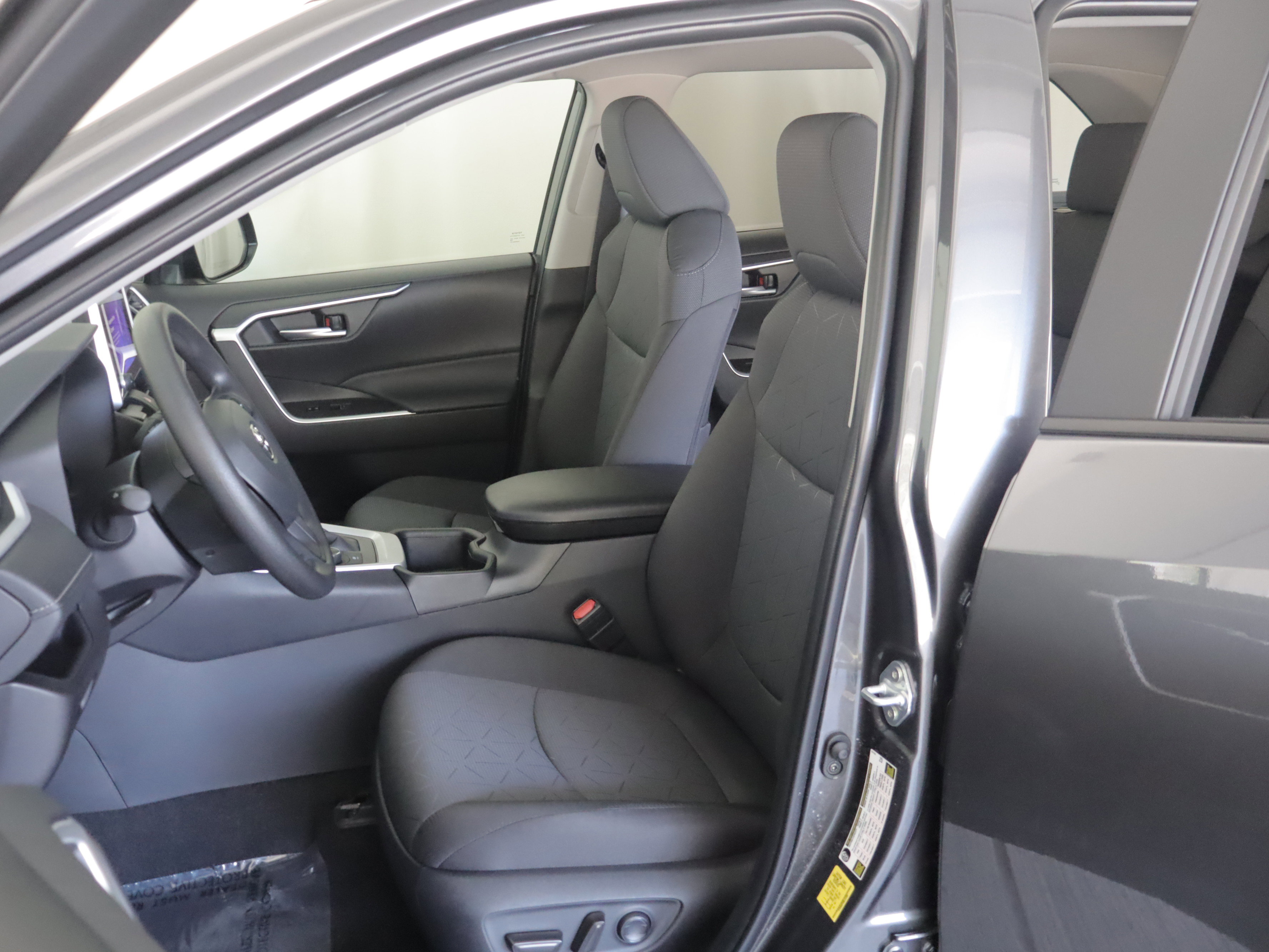 Used 2025 Toyota RAV4 XLE AWD/4WD image 7