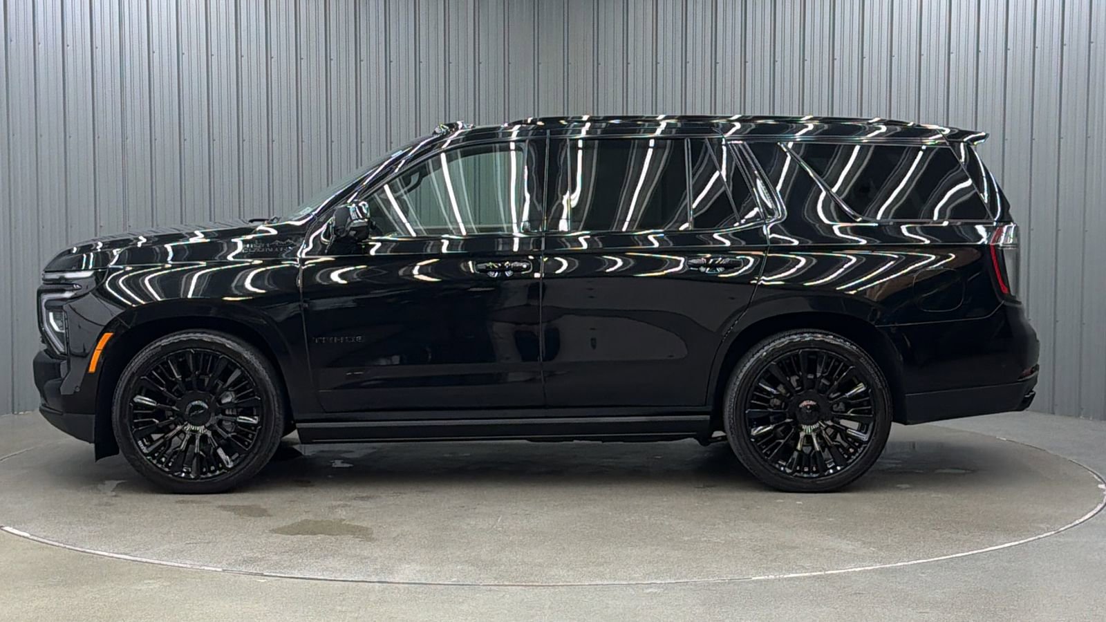 Used 2025 Chevrolet Tahoe High Country AWD/4WD image 2