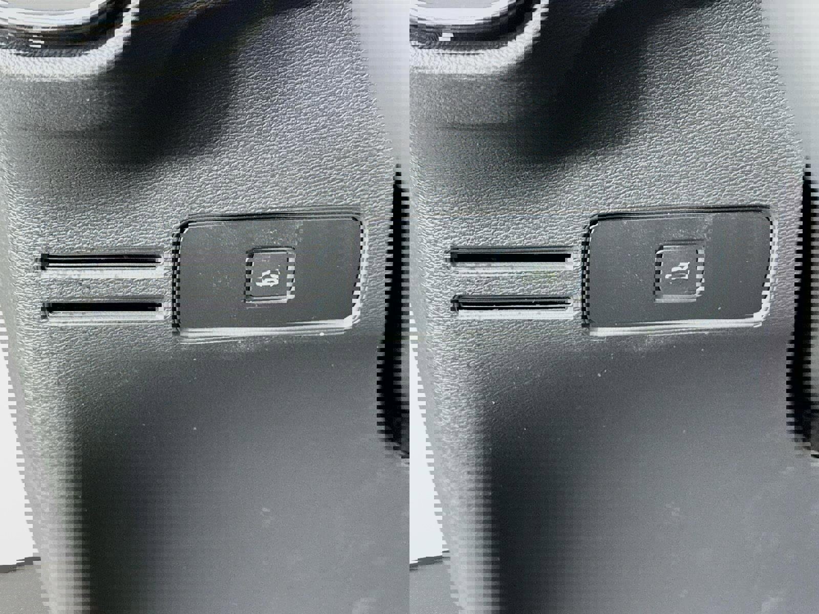 Used 2023 Volvo XC40 B4 Plus w/ Driver Assist Package image 11