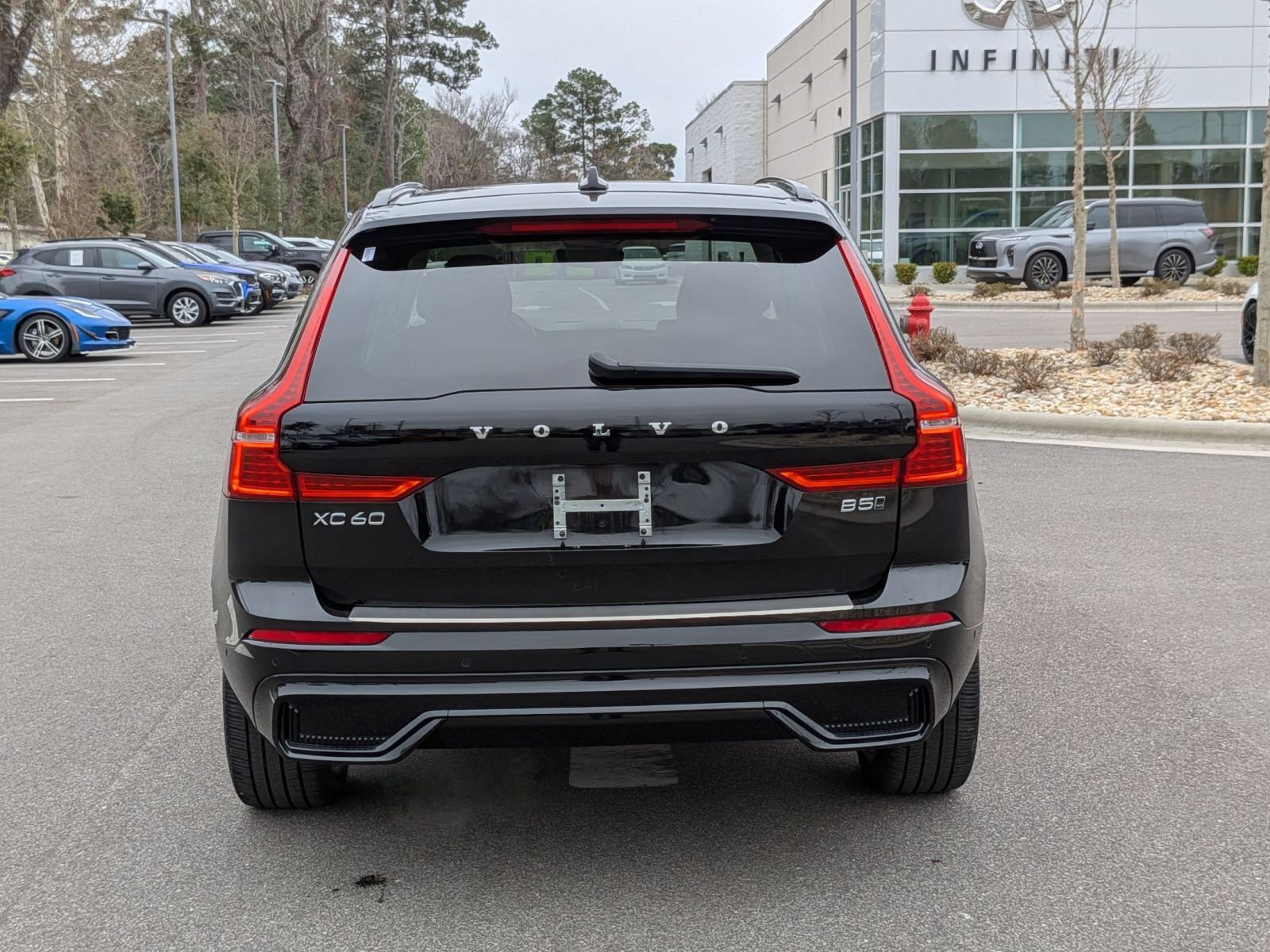 Used 2023 Volvo XC60 B5 Ultimate w/ Climate Package image 4