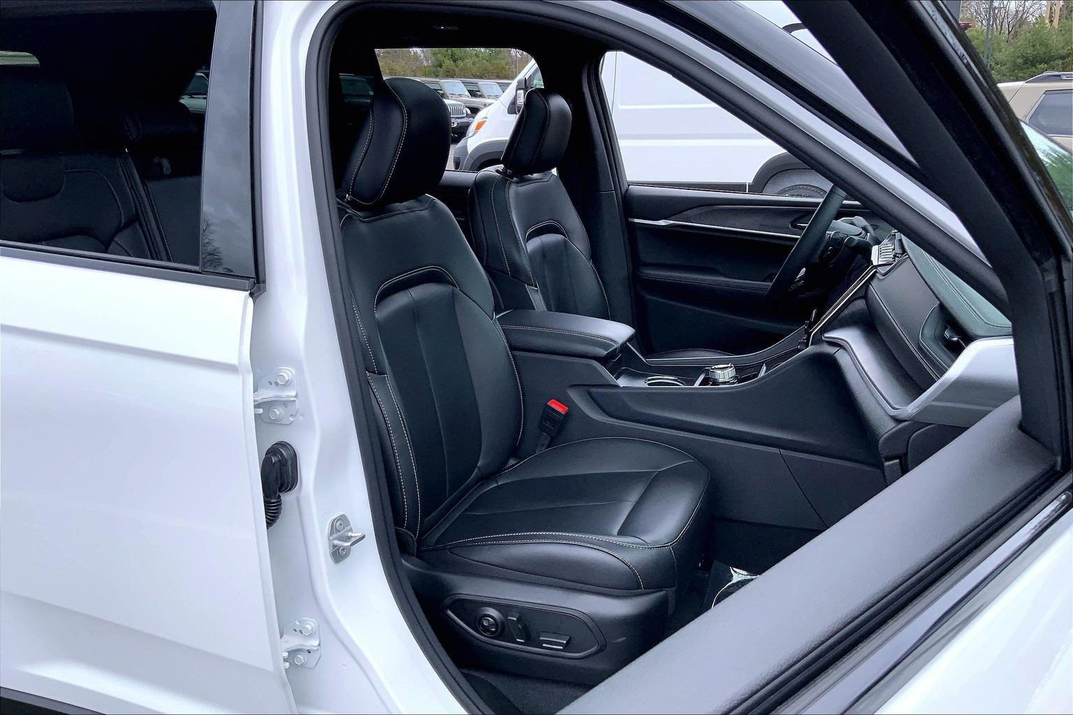 Used 2025 Jeep Grand Cherokee Limited w/ Black Appearance Package image 7