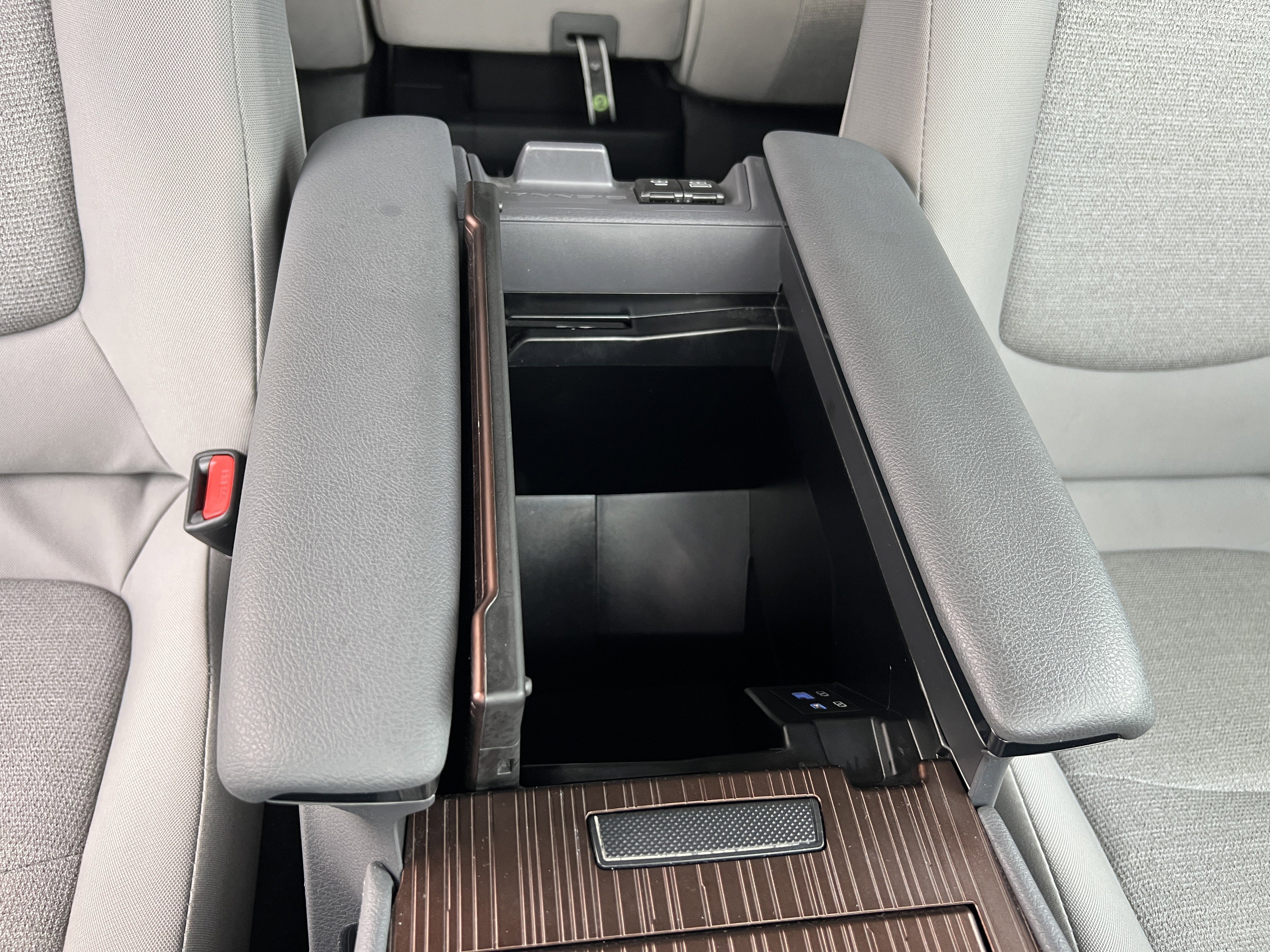 Used 2024 Toyota Sienna LE image 21