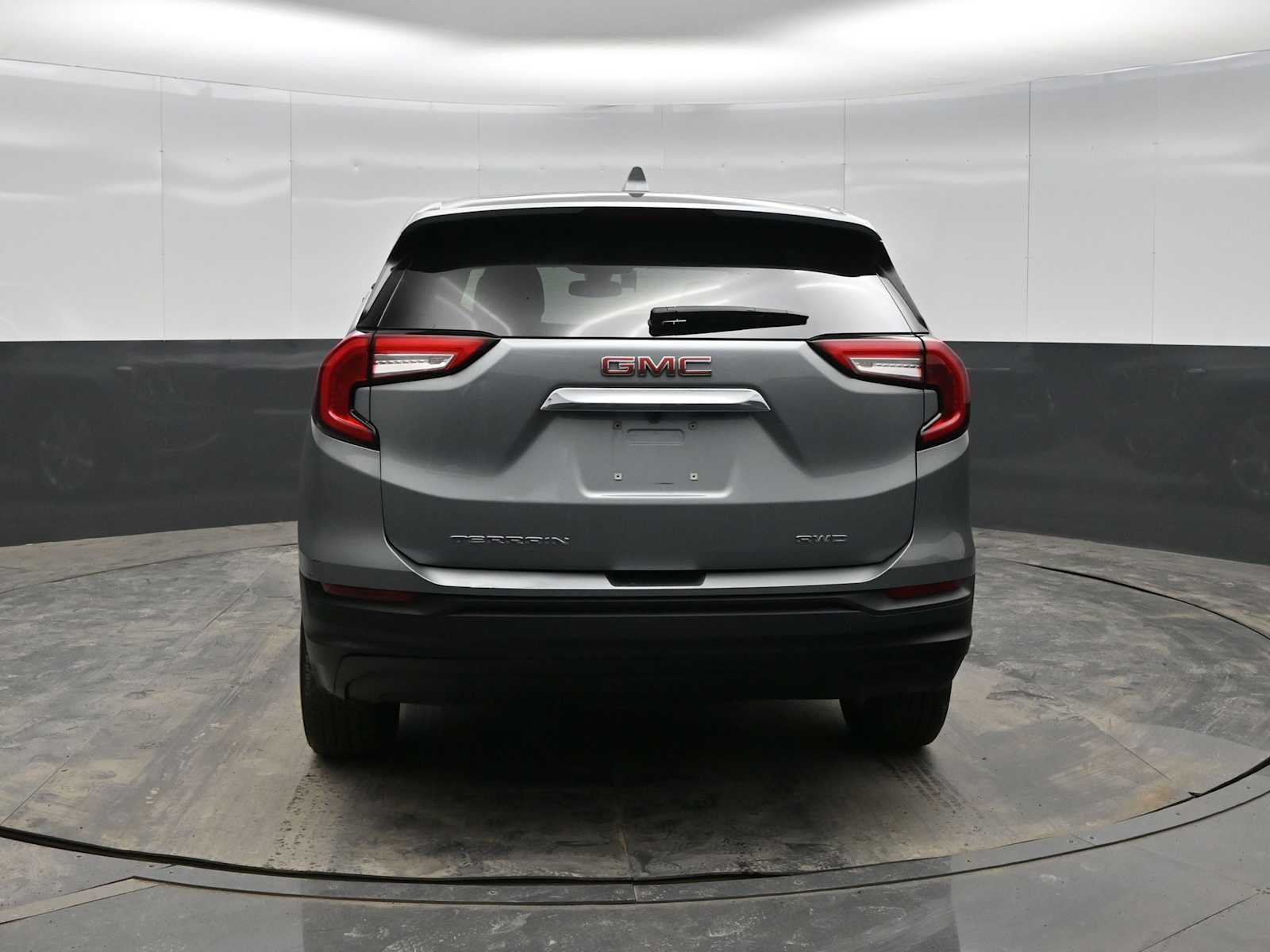 Used 2024 GMC Terrain SLE image 6