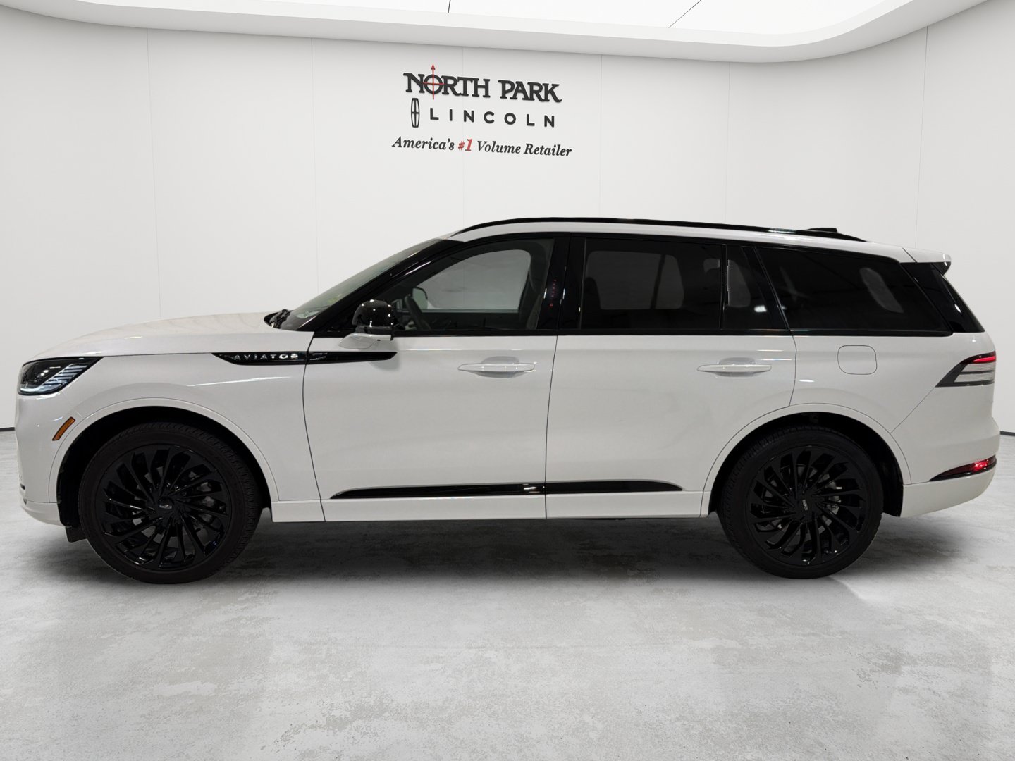 Used 2025 Lincoln Aviator Reserve w/ Equipment Group 201A AWD/4WD image 2