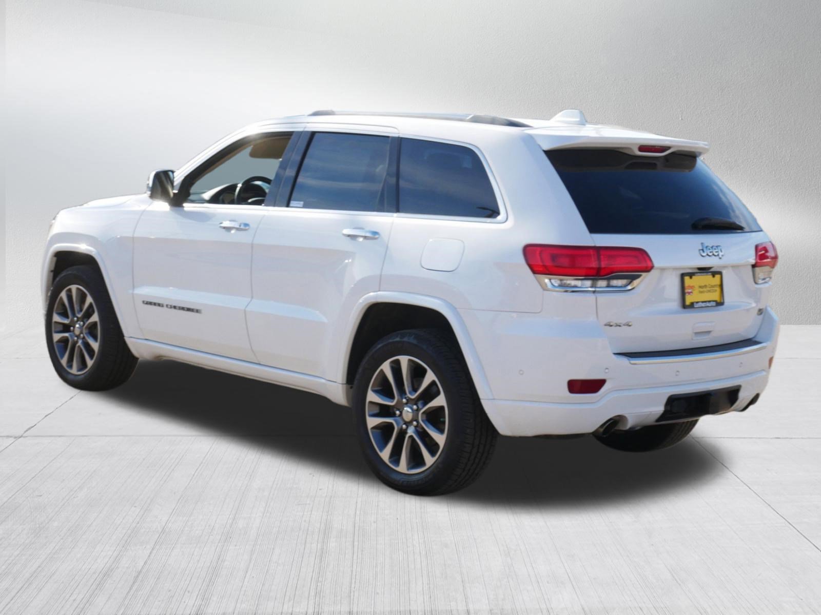 Used 2018 Jeep Grand Cherokee Overland AWD/4WD image 5