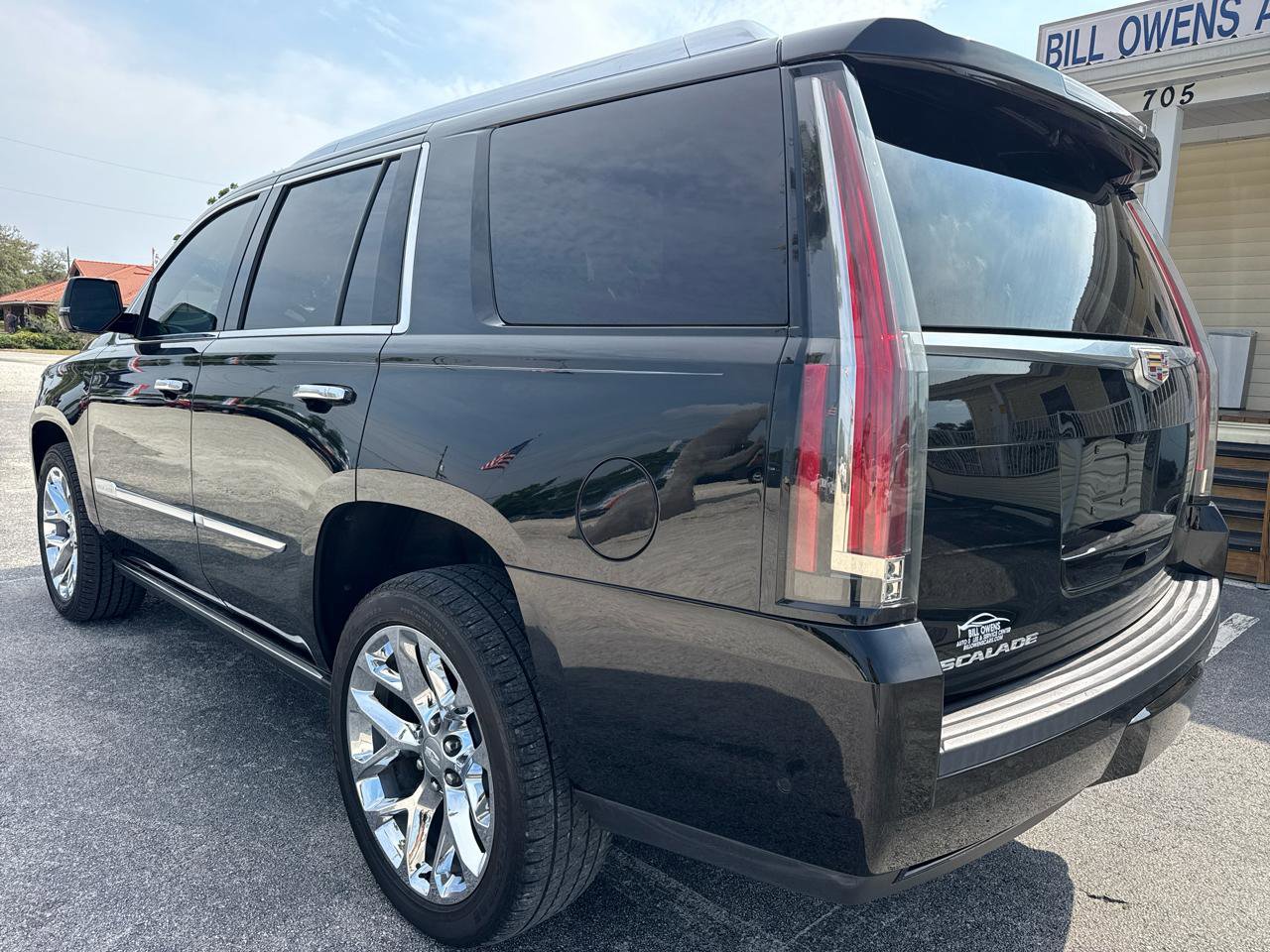 Used 2018 Cadillac Escalade Premium Luxury AWD/4WD image 3