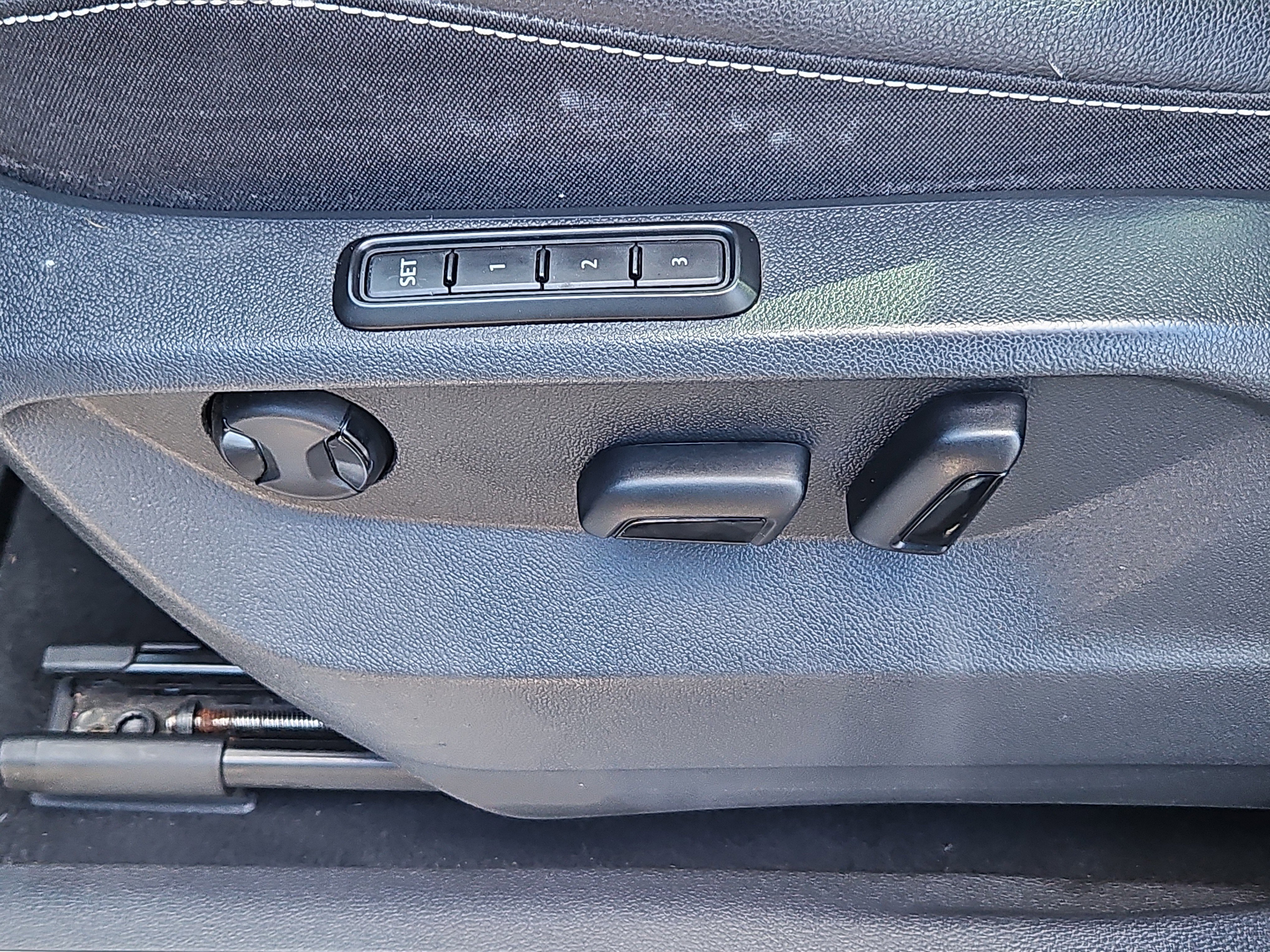 Used 2022 Volkswagen Tiguan SEL R-Line image 19