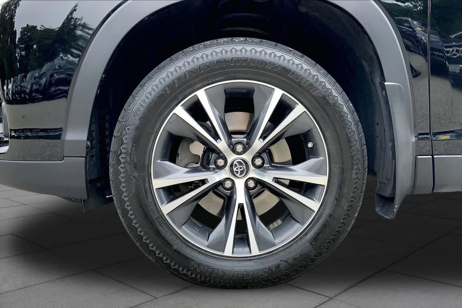 Used 2019 Toyota Highlander LE AWD/4WD image 11
