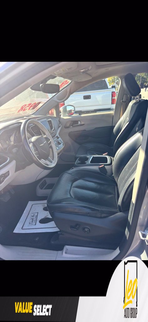 Used 2018 Chrysler Pacifica Limited FWD image 2
