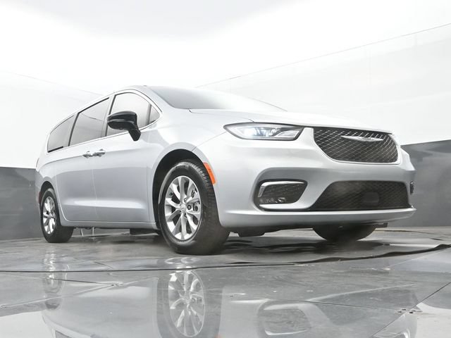 Used 2026 Chrysler Pacifica Limited FWD image 25