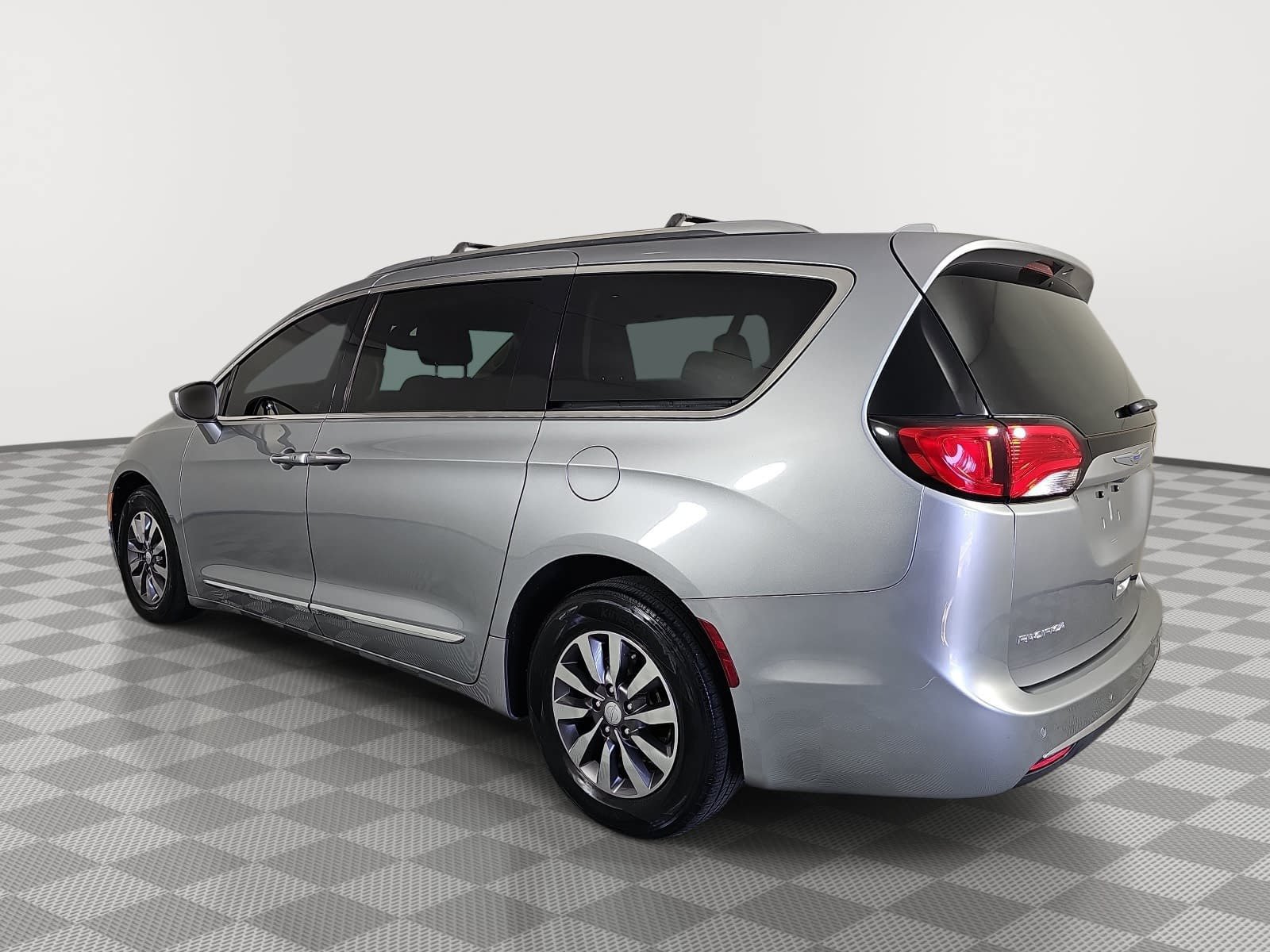 Used 2019 Chrysler Pacifica Touring-L Plus FWD image 6