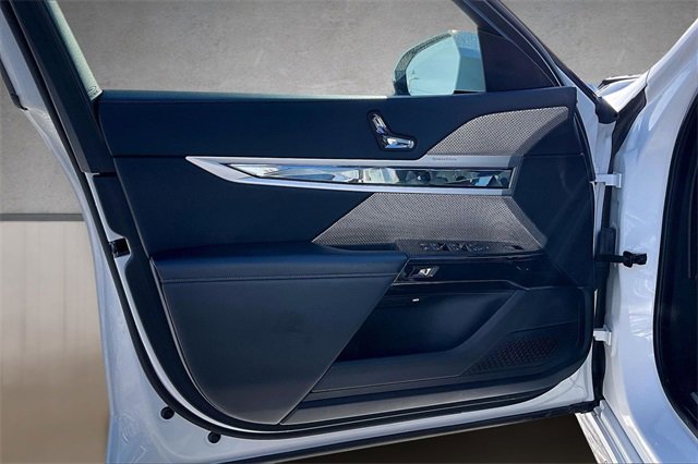 Used 2023 BMW 760i xDrive image 17