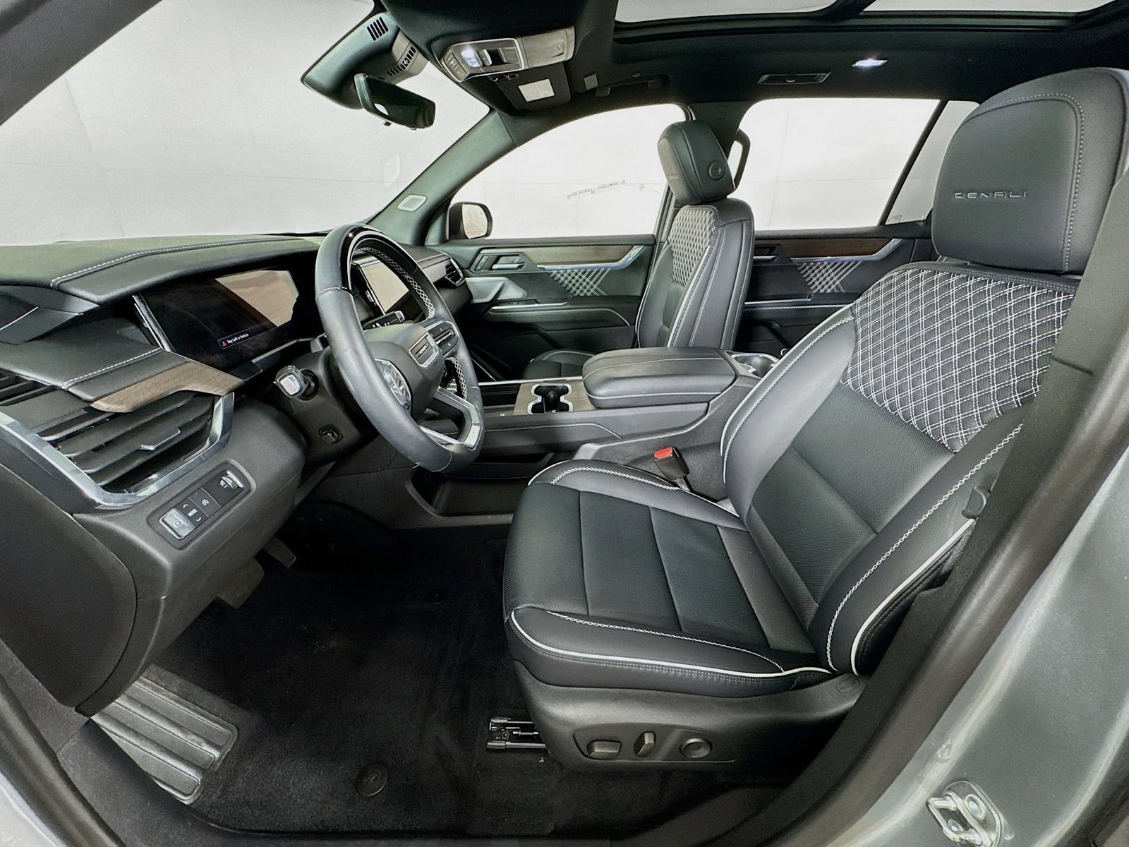 Used 2024 GMC Acadia Denali w/ Super Cruise Package FWD image 12