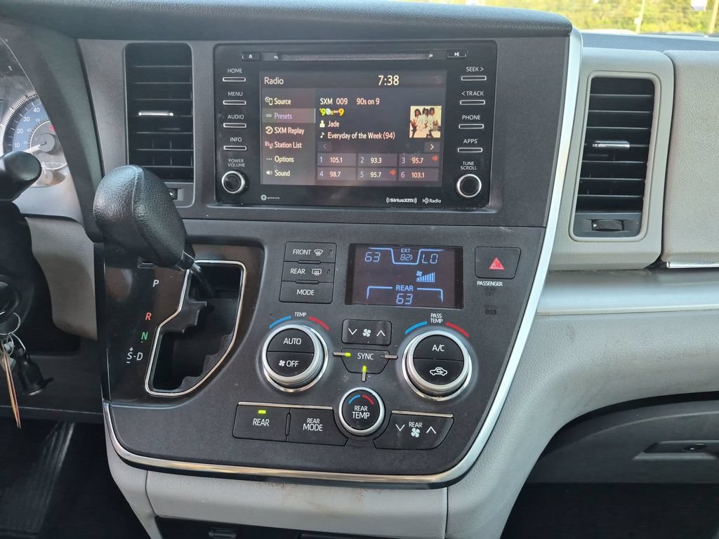 Used 2018 Toyota Sienna LE w/ Carpet Mat Package FWD image 32