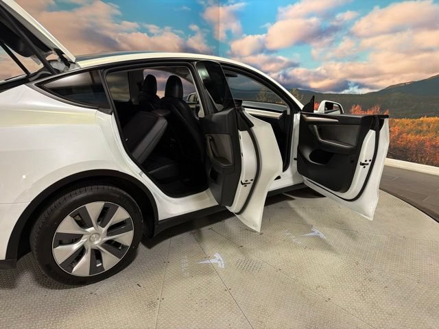 Used 2023 Tesla Model Y Long Range AWD/4WD image 39