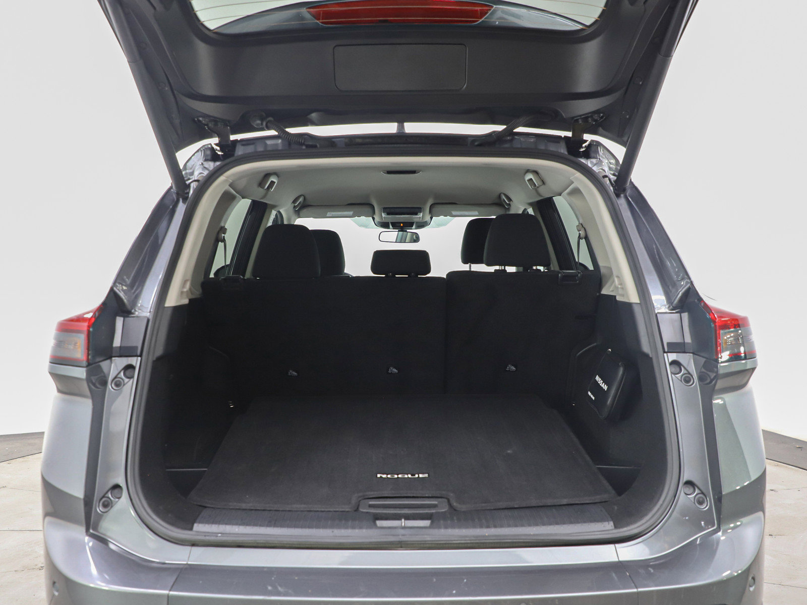 Used 2025 Nissan Rogue SV image 16