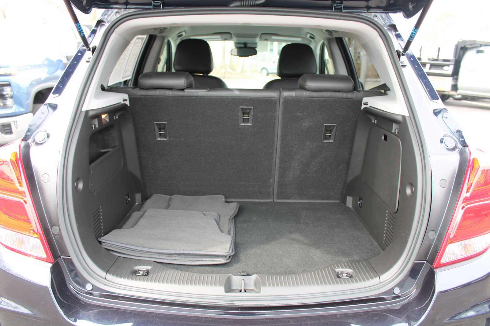 Used 2022 Chevrolet Trax LT w/ LT Convenience Package image 11