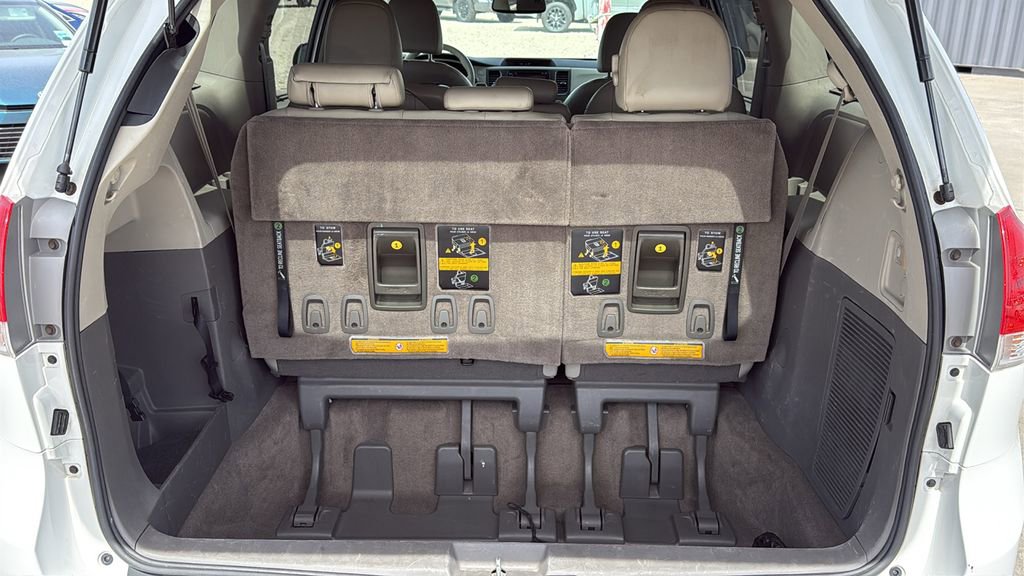Used 2014 Toyota Sienna XLE image 27