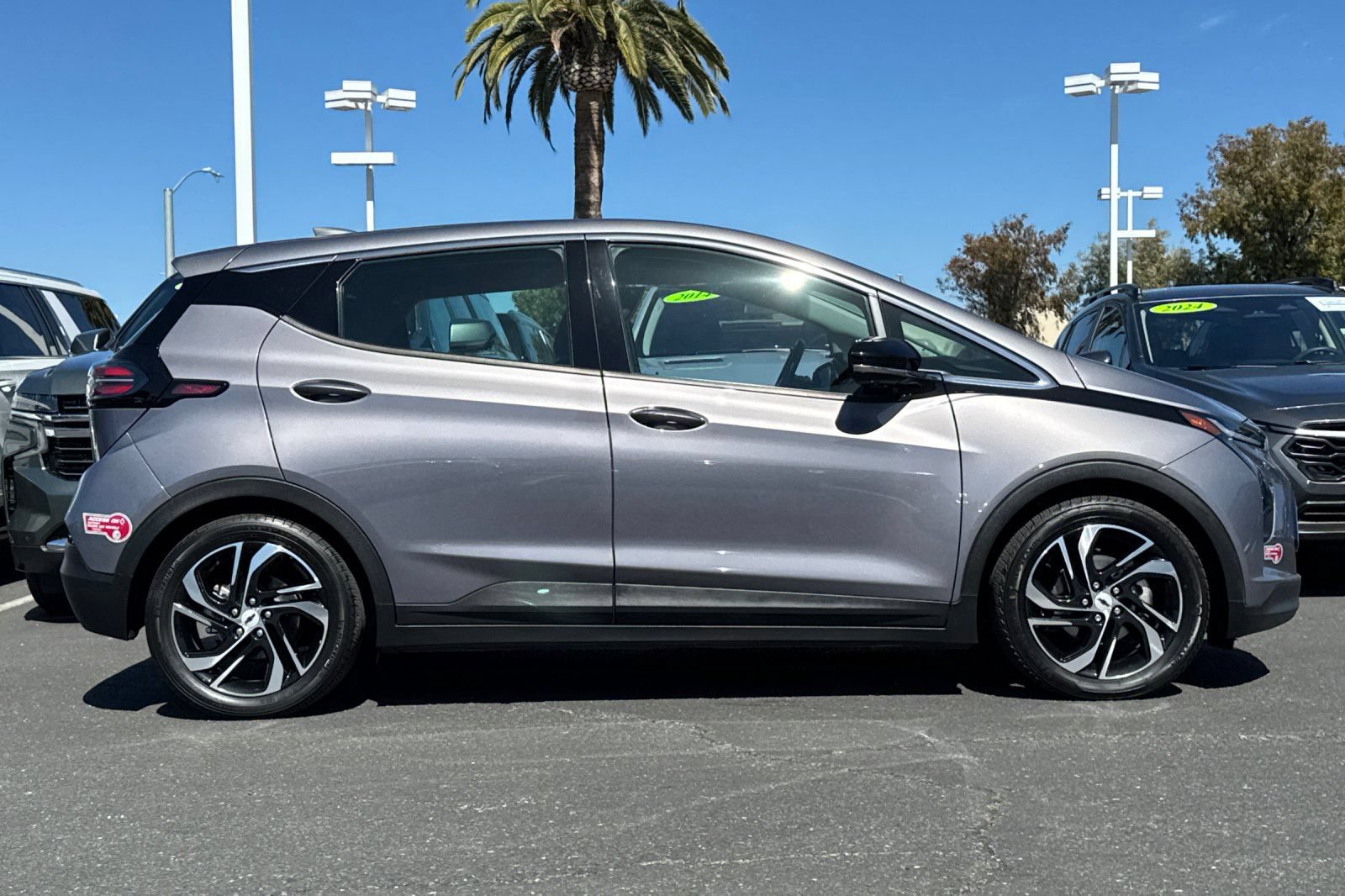 Used 2023 Chevrolet Bolt LT w/ Infotainment Package FWD image 4
