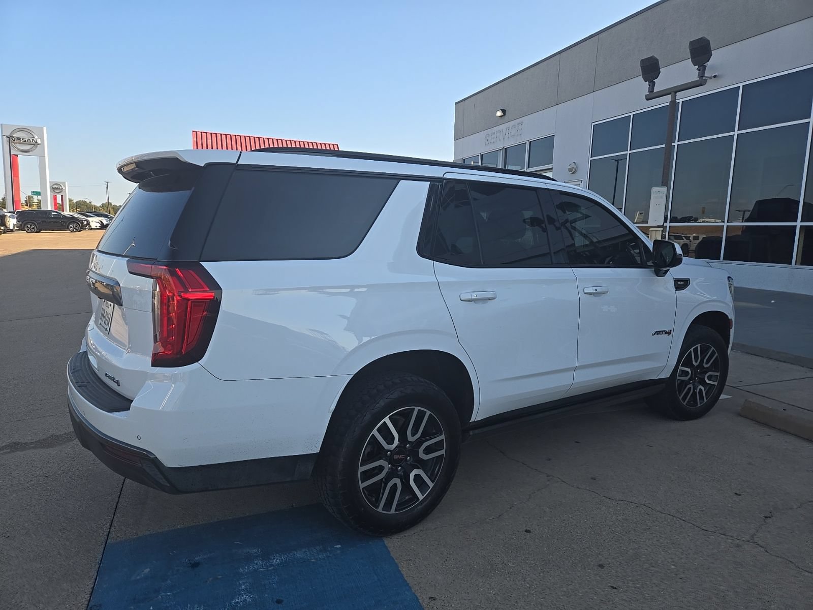 Used 2023 GMC Yukon AT4 AWD/4WD image 10