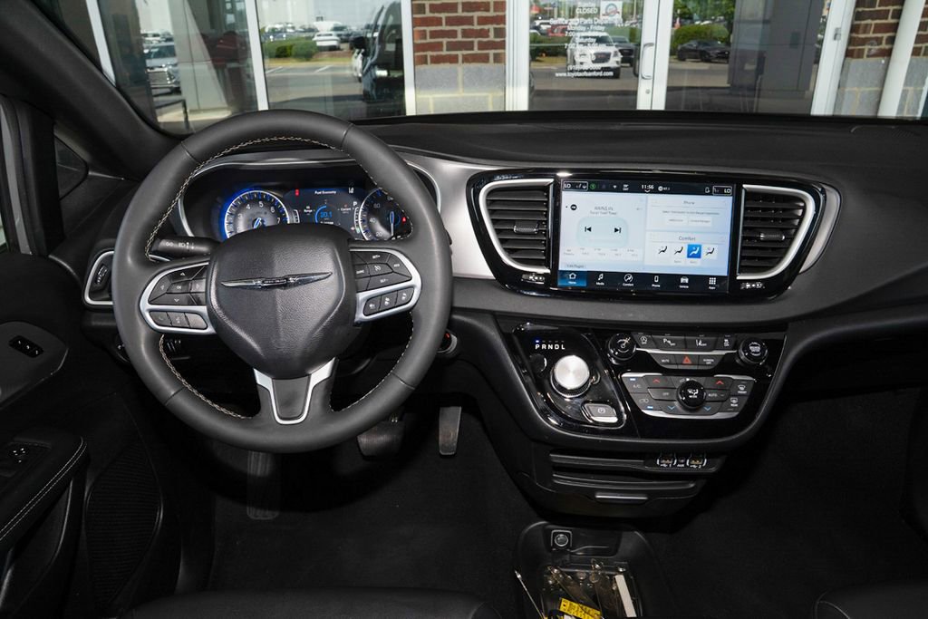 Used 2025 Chrysler Pacifica Select image 7