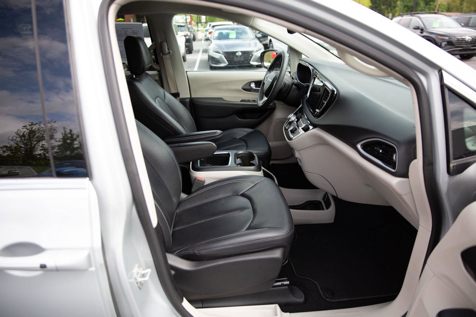 Used 2024 Chrysler Pacifica Touring-L FWD image 24