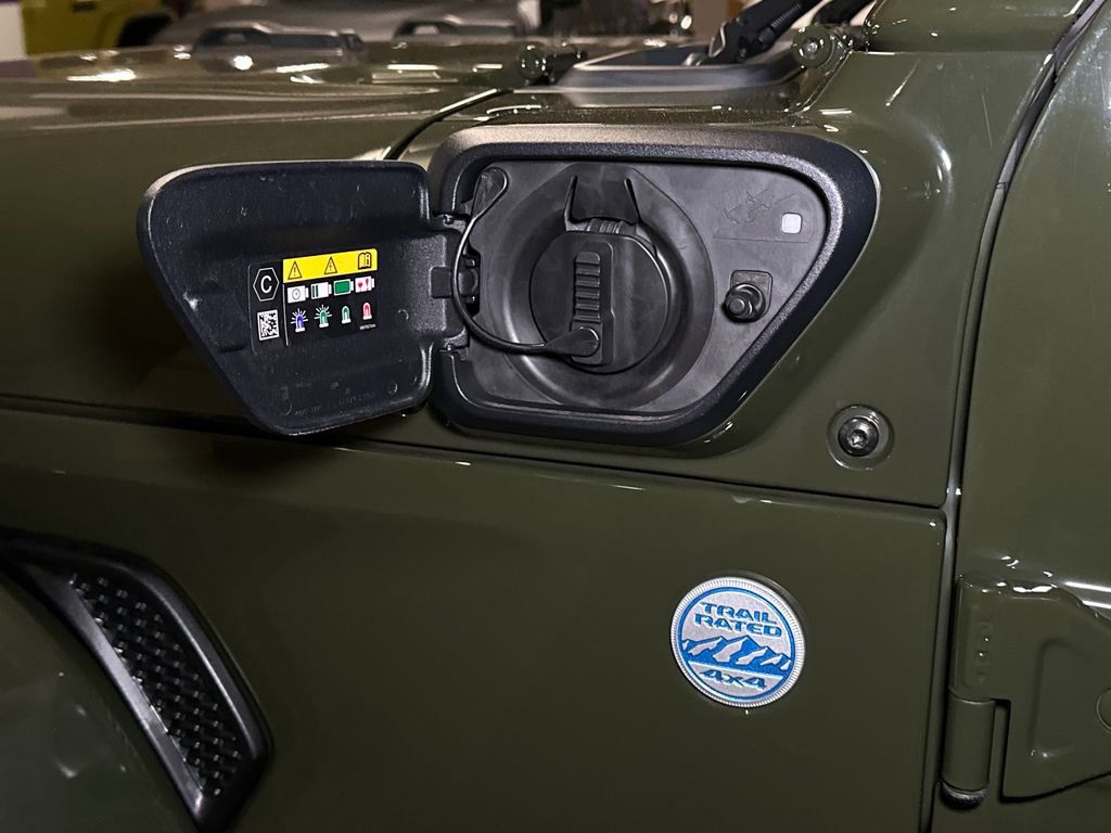 Used 2022 Jeep Wrangler Unlimited Sahara w/ Cold Weather Group AWD/4WD image 15