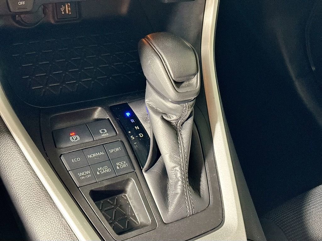 Used 2024 Toyota RAV4 LE image 17