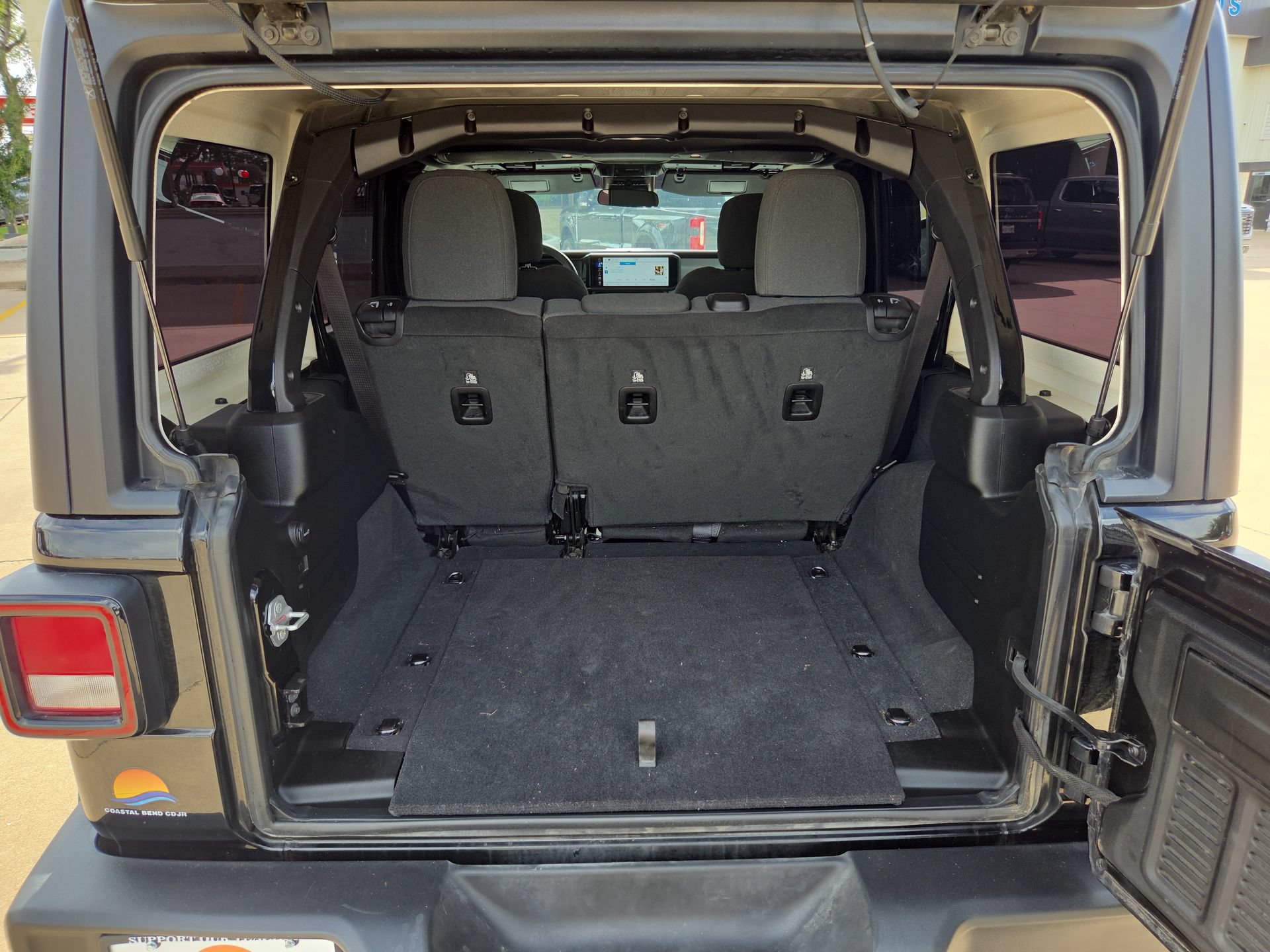 Used 2024 Jeep Wrangler Unlimited Sport AWD/4WD image 18
