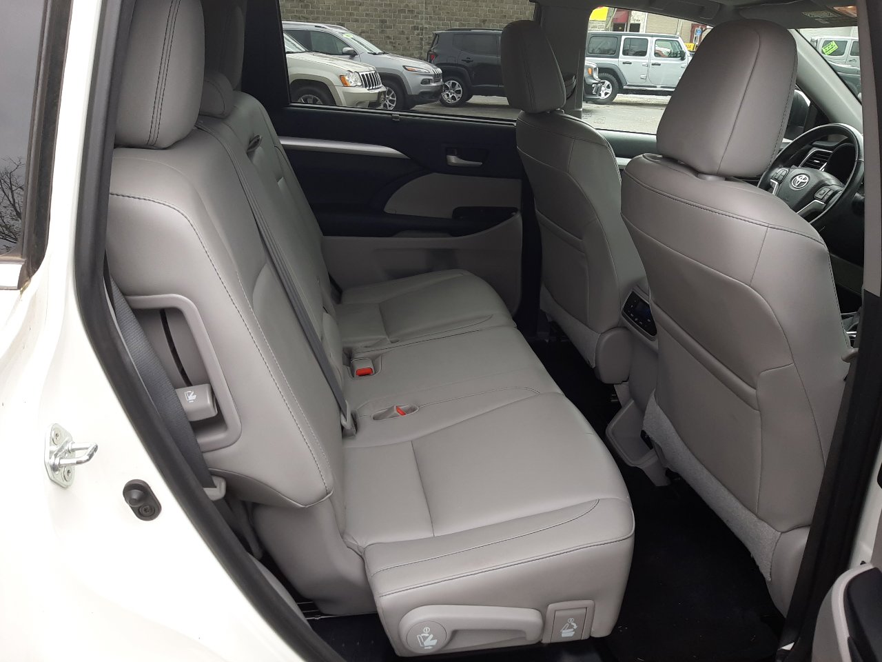 Used 2015 Toyota Highlander XLE image 19