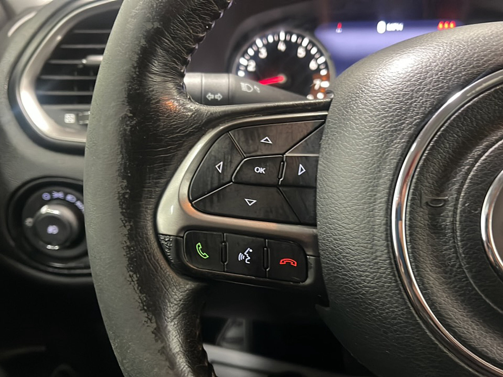 Used 2019 Jeep Renegade Limited w/ UConnect 8.4 Nav Group AWD/4WD image 6