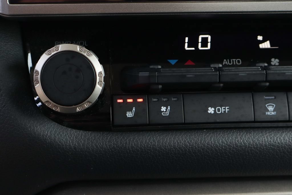 Used 2024 Toyota Tundra Limited AWD/4WD image 39