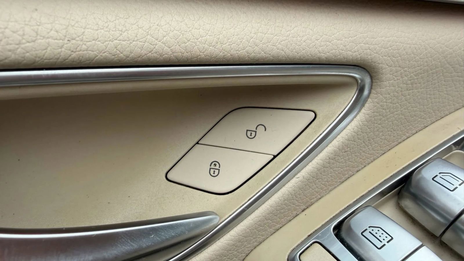 Used 2015 Mercedes-Benz S 550 4MATIC Sedan image 31