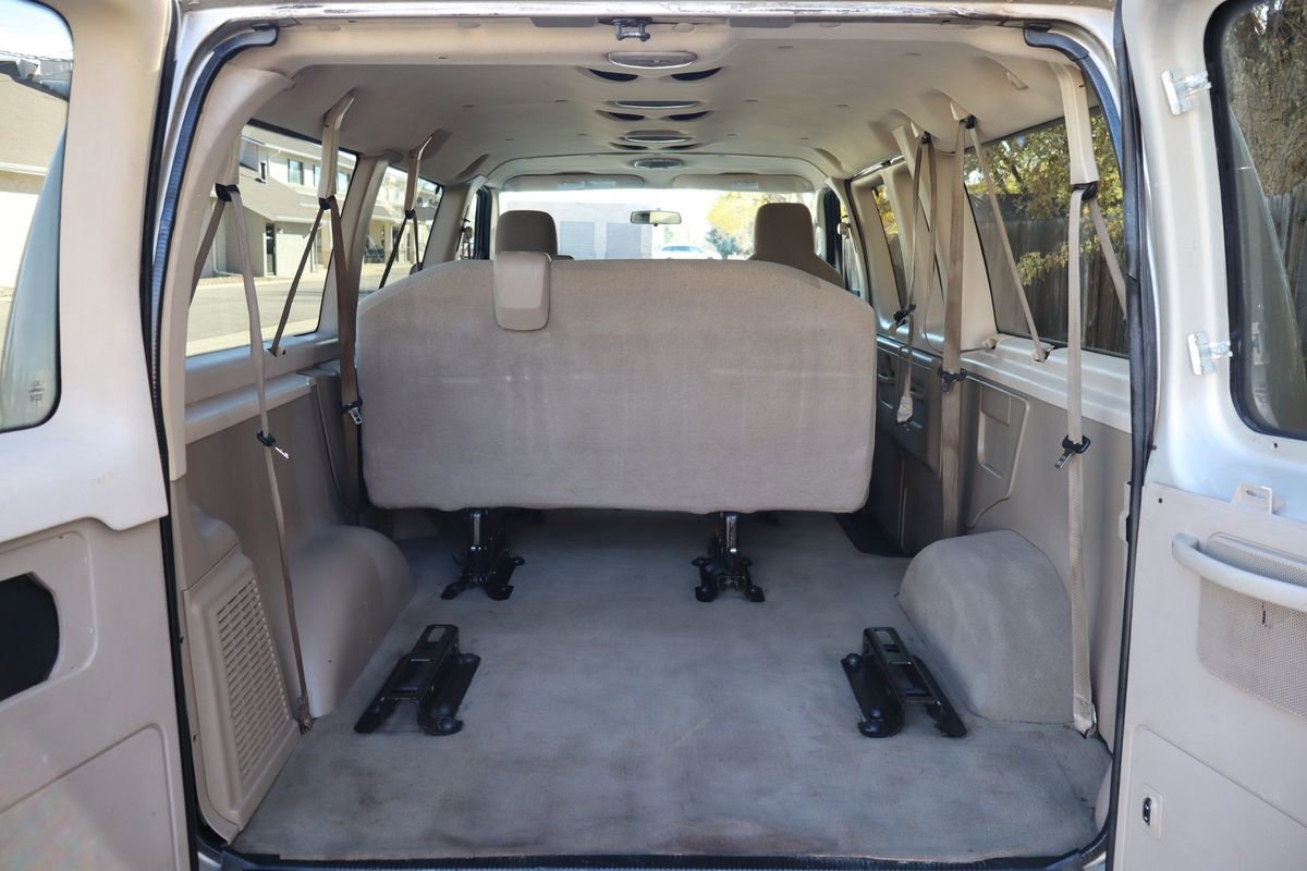 Used 2009 Ford E-350 and Econoline 350 Super Duty Wagon image 14