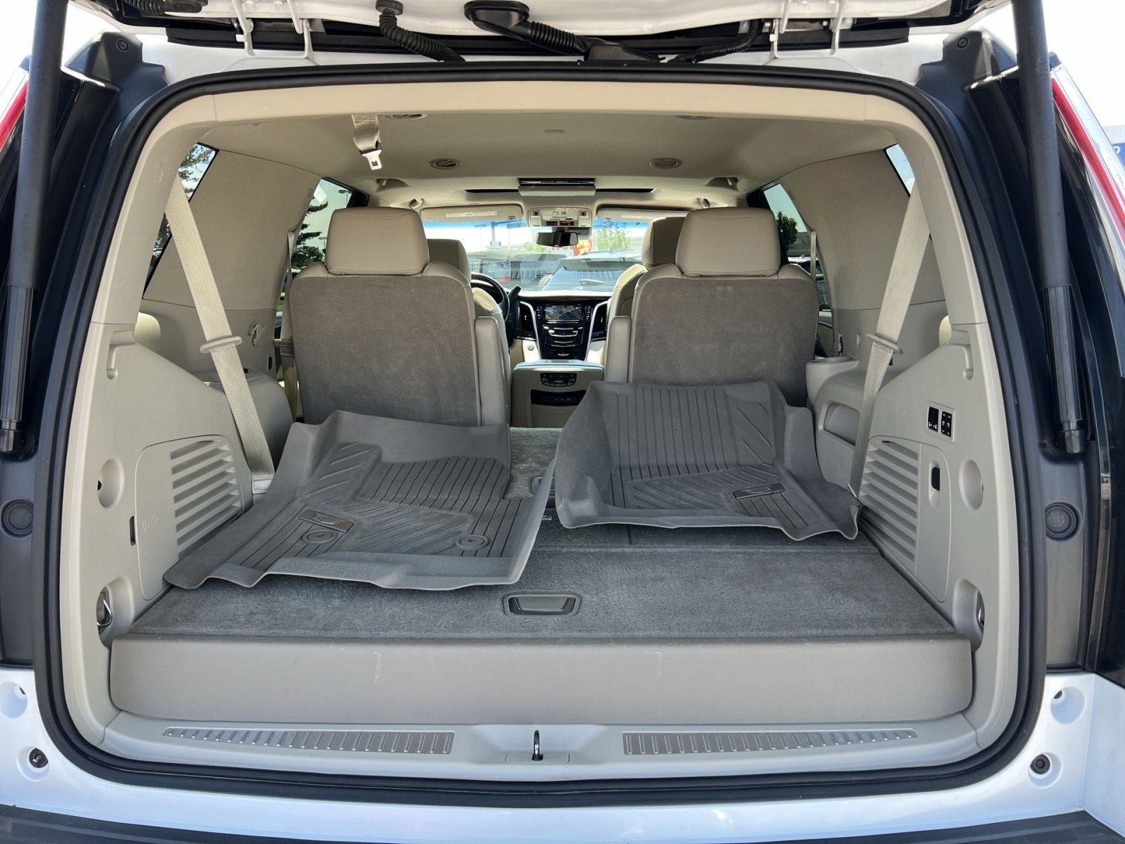 Used 2018 Cadillac Escalade Premium Luxury RWD image 36
