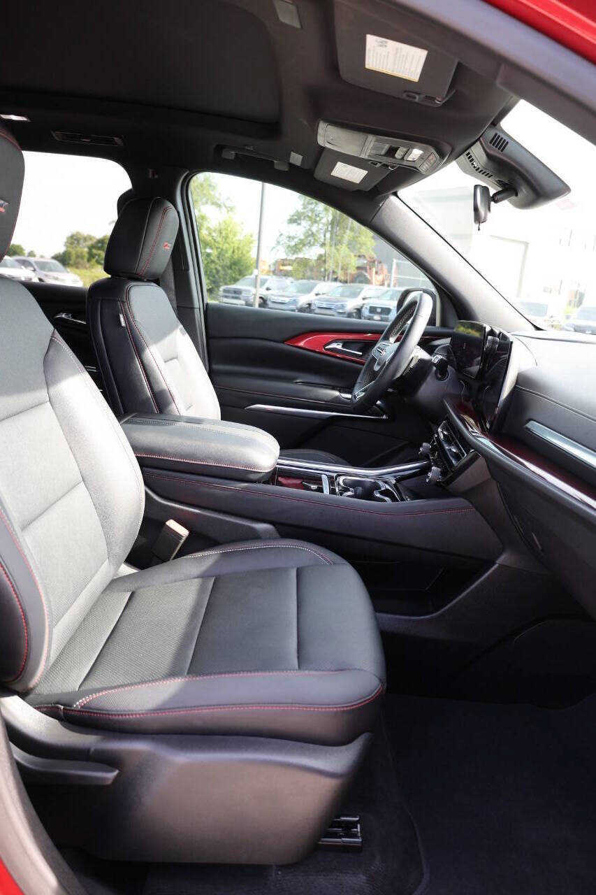 Used 2025 Chevrolet Traverse Z71 AWD/4WD image 14