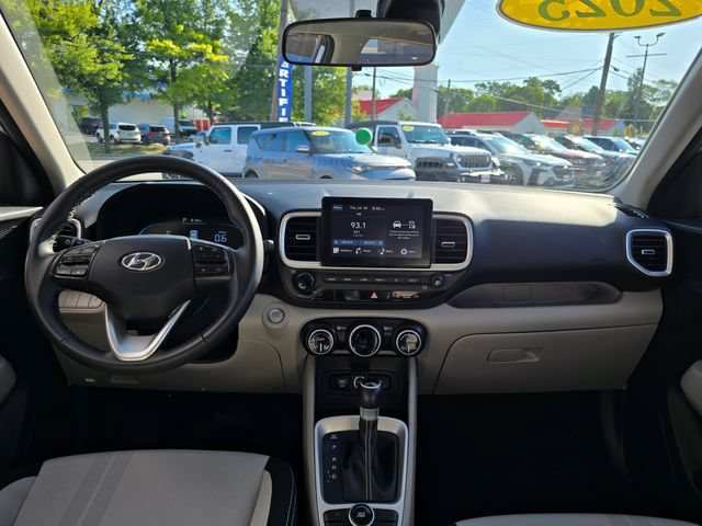 Used 2025 Hyundai Venue SEL FWD image 3