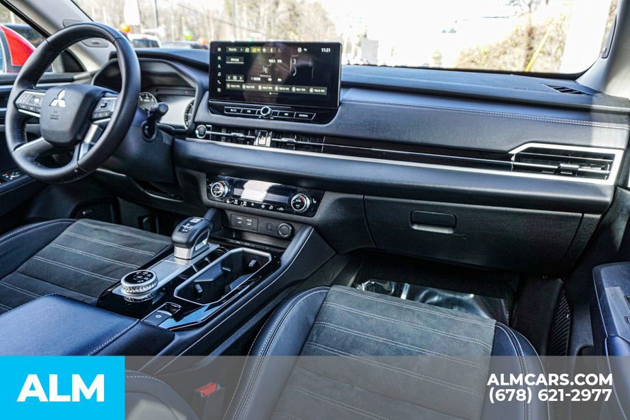 Used 2025 Mitsubishi Outlander SE image 27